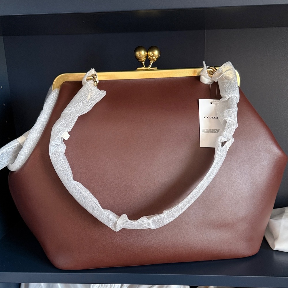 NEW WITH TAGS Coach Kisslock Bag in Maple